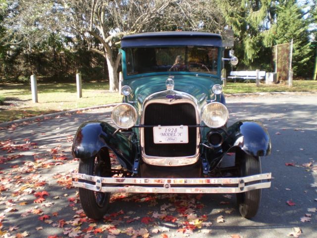 1928 Ford Model A DELUXE