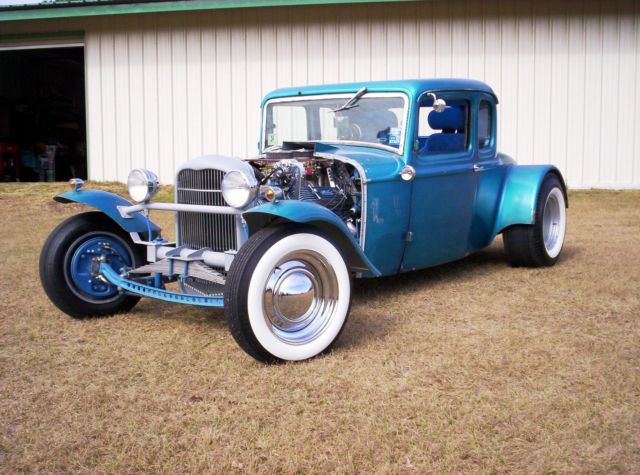 1932 Ford 5-window coupe