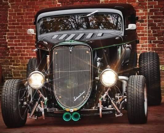 1933 Ford 5-window coupe