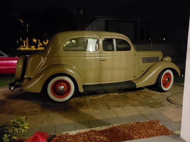 1935 Ford tudor