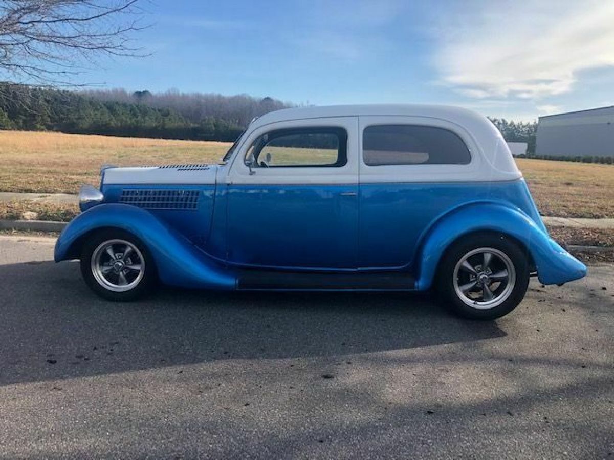 1935 Ford 2DR