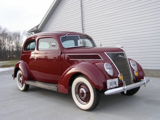1937 Ford 2 door deluxe