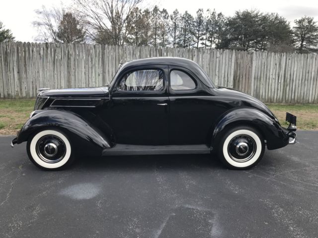 1937 Ford coupe deluxe