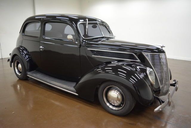 1937 Ford Tudor --