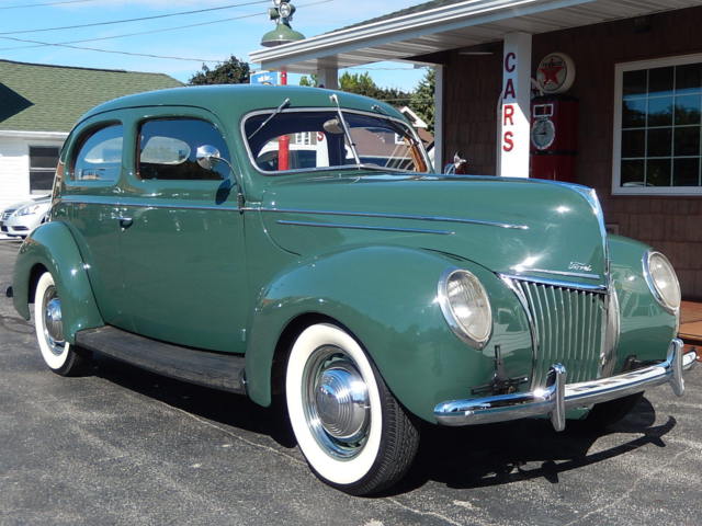 1939 Ford Deluxe 2-Door Sedan