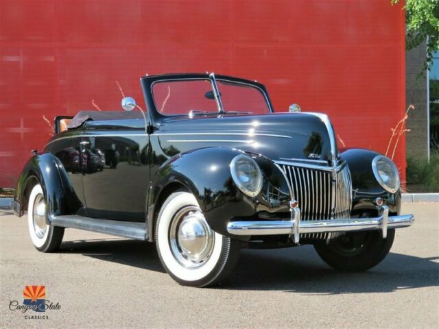 1939 Ford Deluxe Convertible w/ Rumble Seat