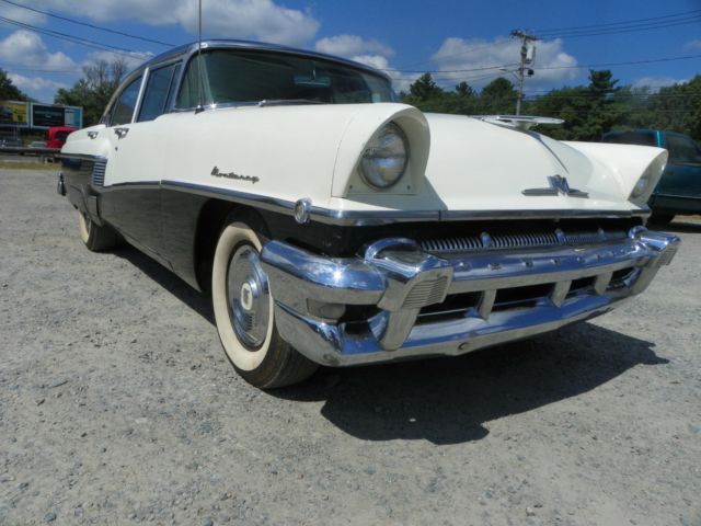 1956 Mercury Monterey sport sedan