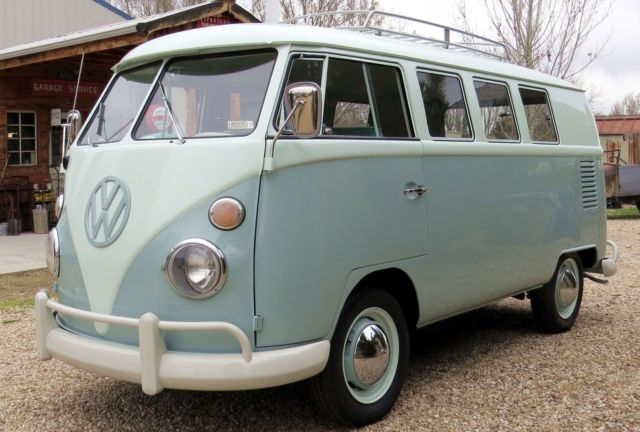 1966 Volkswagen Bus/Vanagon Combi-Style Bus