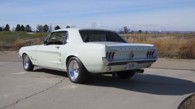 1967 Ford Mustang deluxe int
