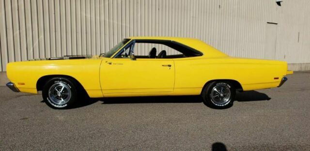 1969 Plymouth Road Runner GORGEOUS LEMON TWIST  WITH BLACK STRIPES