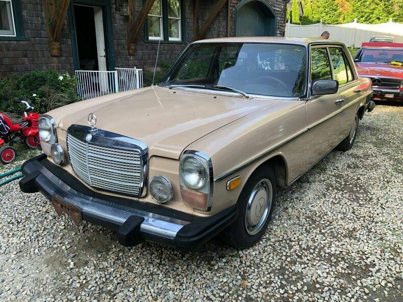 1974 Mercedes-Benz 200-Series CLEAN TITLE/ RUNS AND DRIVES GREAT