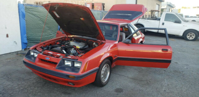 1986 Ford Mustang RED/GRAY
