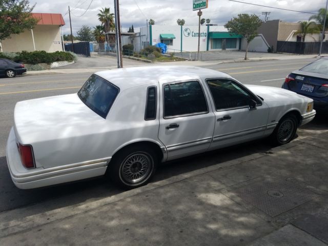 1993 Lincoln Town Car blue upholstery and wood trim