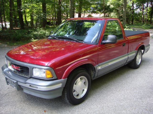 1994 GMC Sonoma SLE Standard Cab Pickup 2-Door
