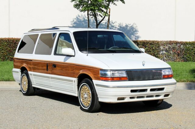 1994 Chrysler Town & Country "Woody" 100% Rust Free(310)259-5383