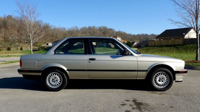 Classic 1989 BMW 325i (e30) Two Door Sedan for sale: photos, technical