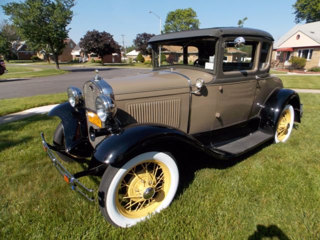 1930 Ford Model A Straw wheels and accent stripe