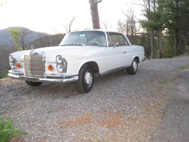1966 Mercedes-Benz 200-Series leather- wood