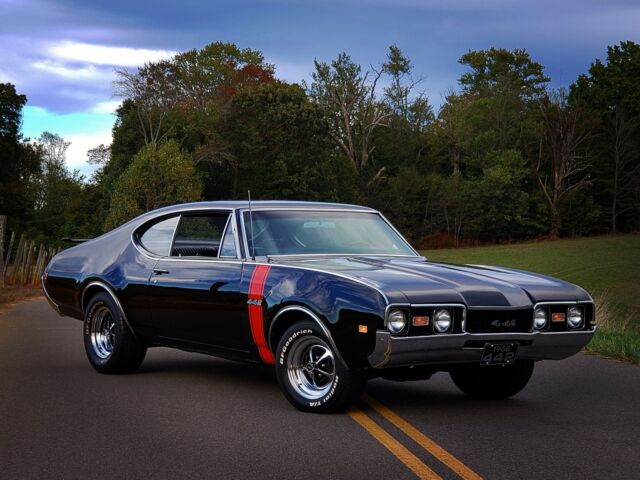 1968 Oldsmobile Cutlass 442 Holiday Sport Coupe