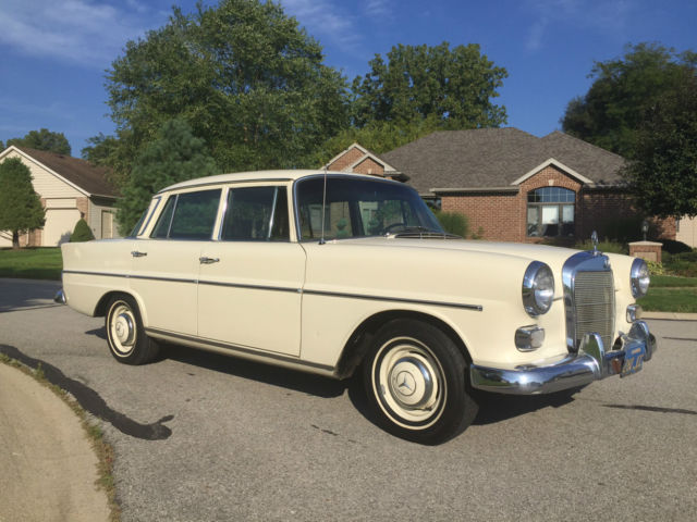 1966 Mercedes-Benz 200-Series Manual 4-Speed Leather