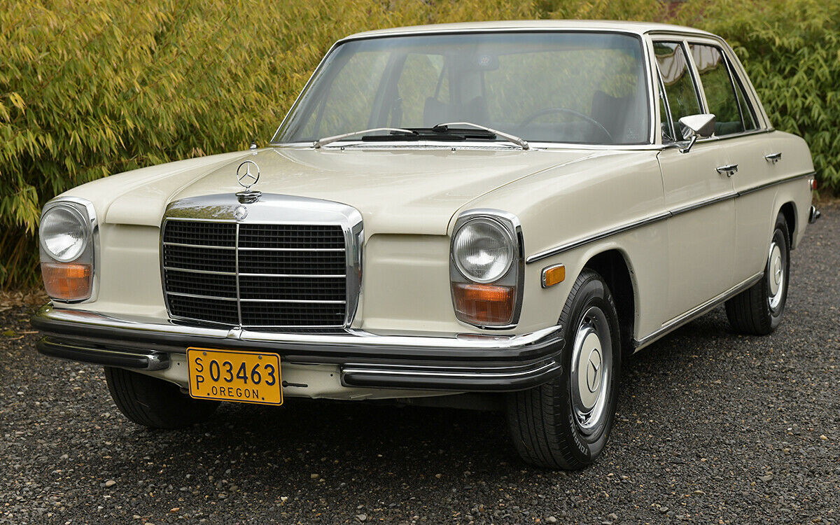 1970 Mercedes-Benz 200-Series