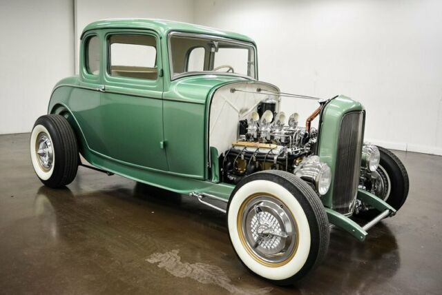 1932 Ford 5-window Coupe --
