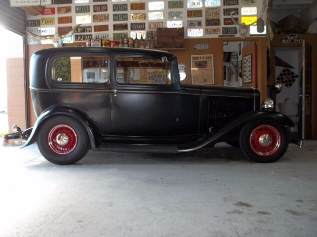 1932 Ford 2 Door Sedan