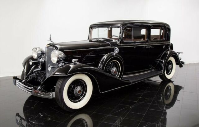 1933 Cadillac V12 370C Town Sedan