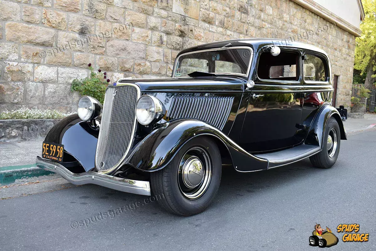 1933 Ford Deluxe Tudor Sedan Retro-Rod