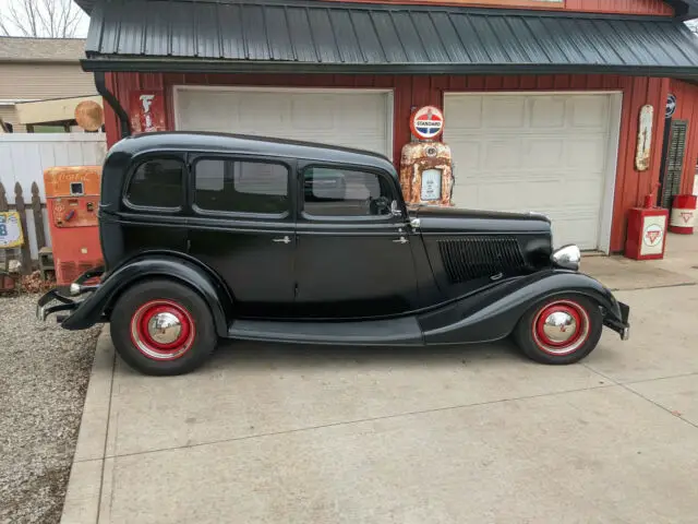 1933 Ford 4 Door Sedan Deluxe