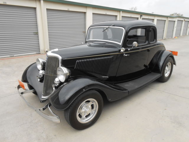 1934 Ford 5-Window Coupe Deluxe