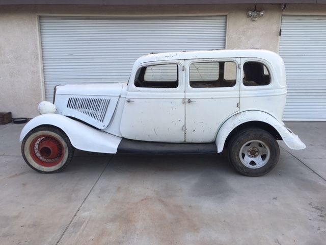 1934 Ford sedan