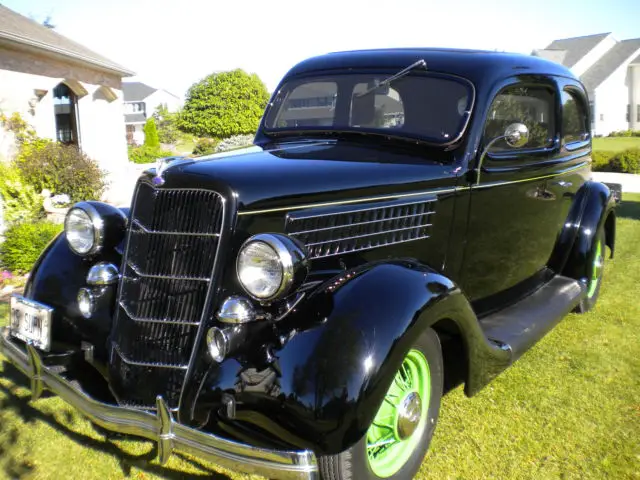 1935 Ford 2 Door Sedan