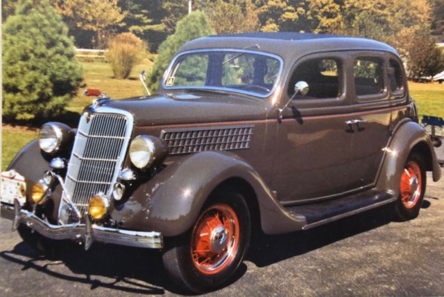1935 Ford Deluxe Humpback touring