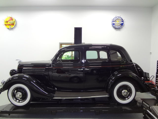 1935 Ford Deluxe