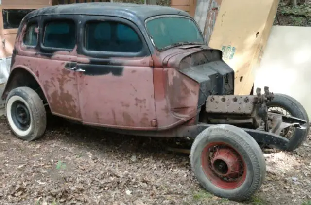 1935 Ford Model 48 4-DR Sedan