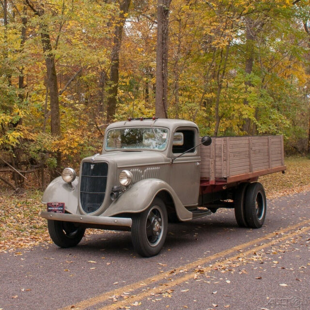 1935 Ford 1 1/2-Ton 1 Â½-ton Flatbed Truck