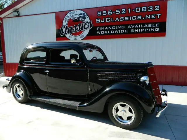 1935 Ford Tudor Hot Rod