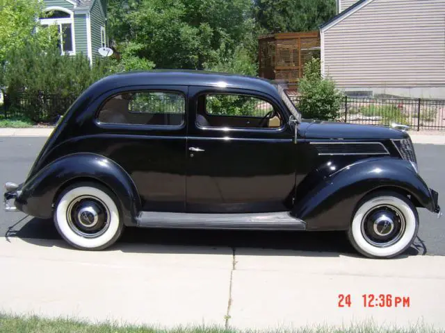 1937 Ford Sedan