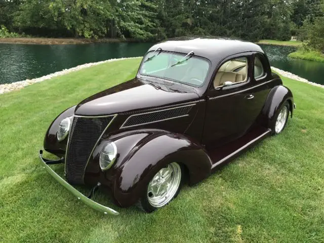 1937 Ford Deluxe