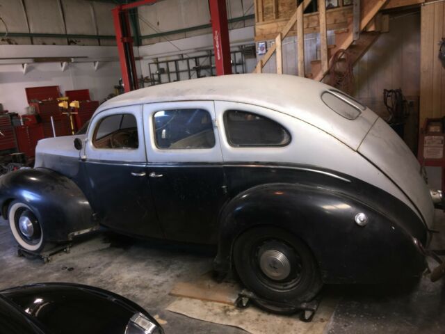 1939 Ford Sedan Deluxe