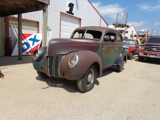 1939 Ford DELUXE 2 DOOR SEDAN