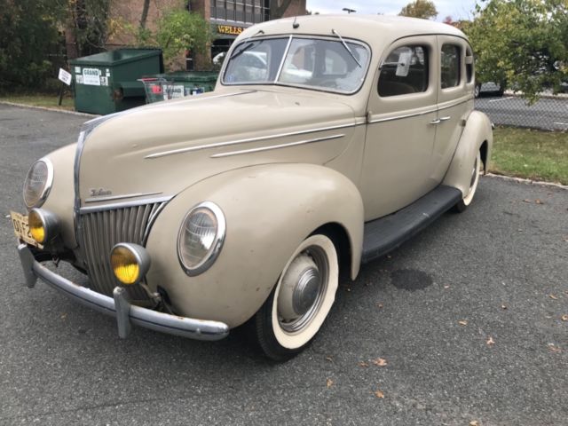 1939 Ford Deluxe 4 Door sedan