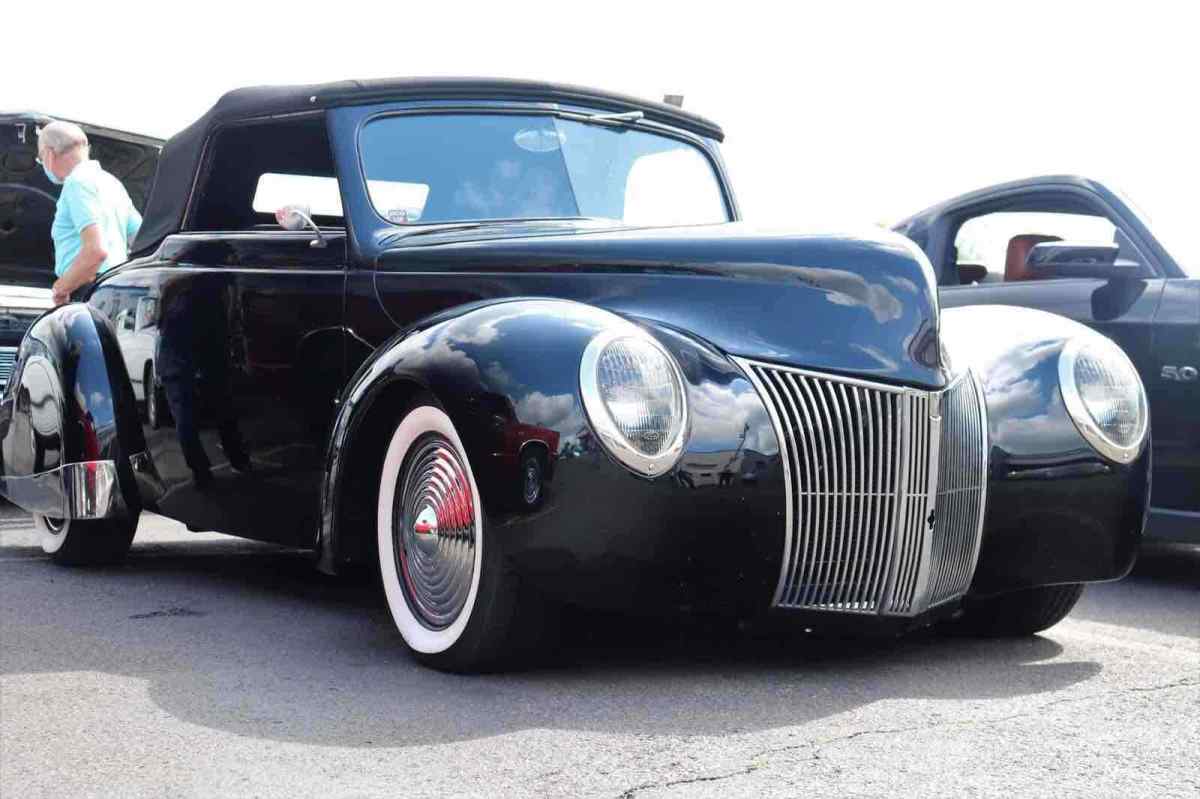 1939 Ford Deluxe Leather