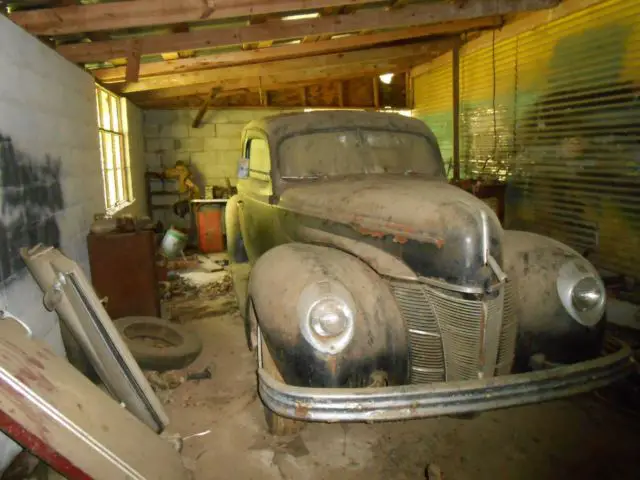 1940 Ford Deluxe Sedan