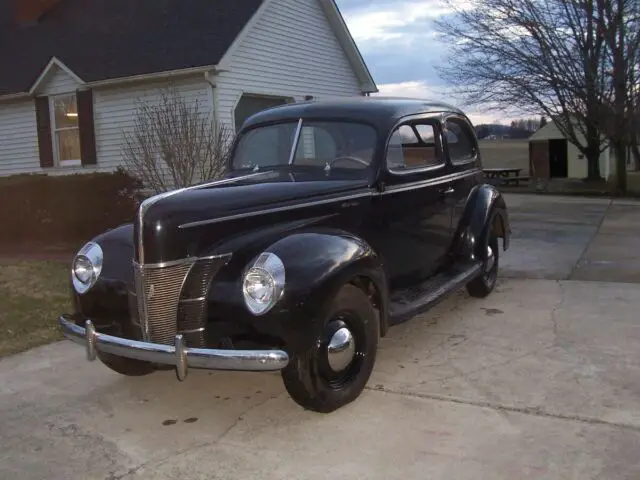 1940 Ford DeLuxe Tudor cloth