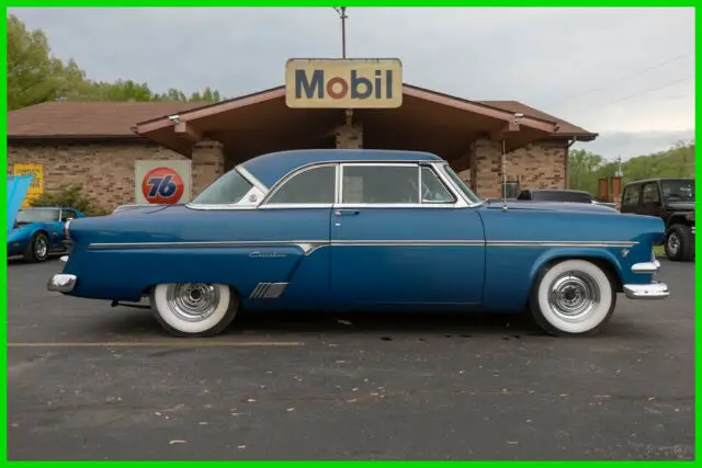 1954 Ford Crestline