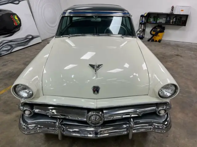 1954 Ford Skyliner 2dr