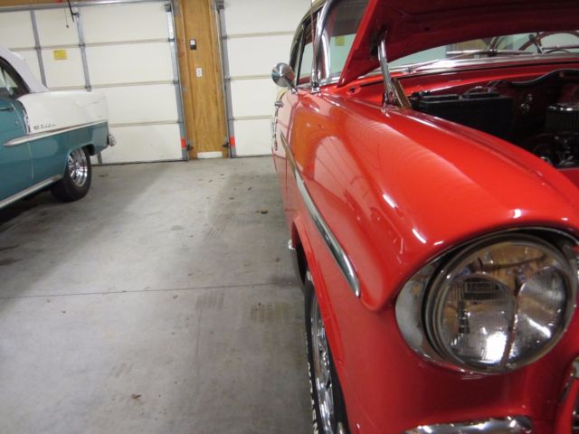 1955 Chevrolet Bel Air/150/210 red/white