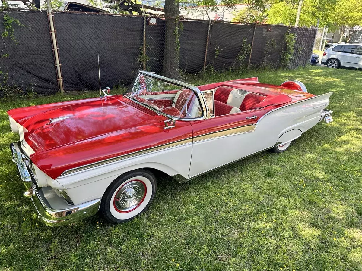 1957 Ford Fairlane red/white